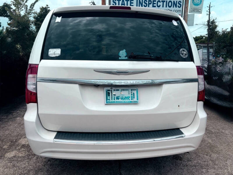2012 Chrysler Town and Country Touring