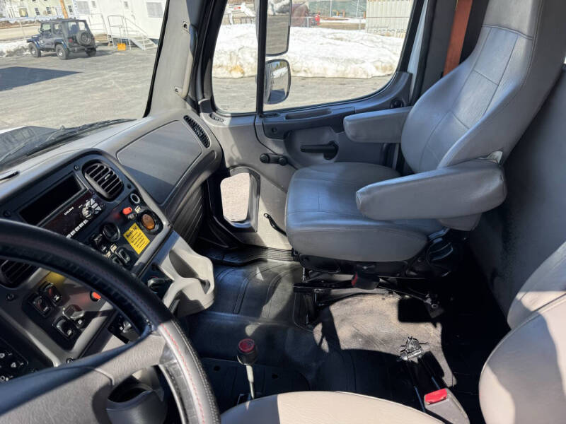 2016 Freightliner 114 SD