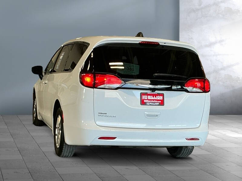 2023 Chrysler Voyager LX