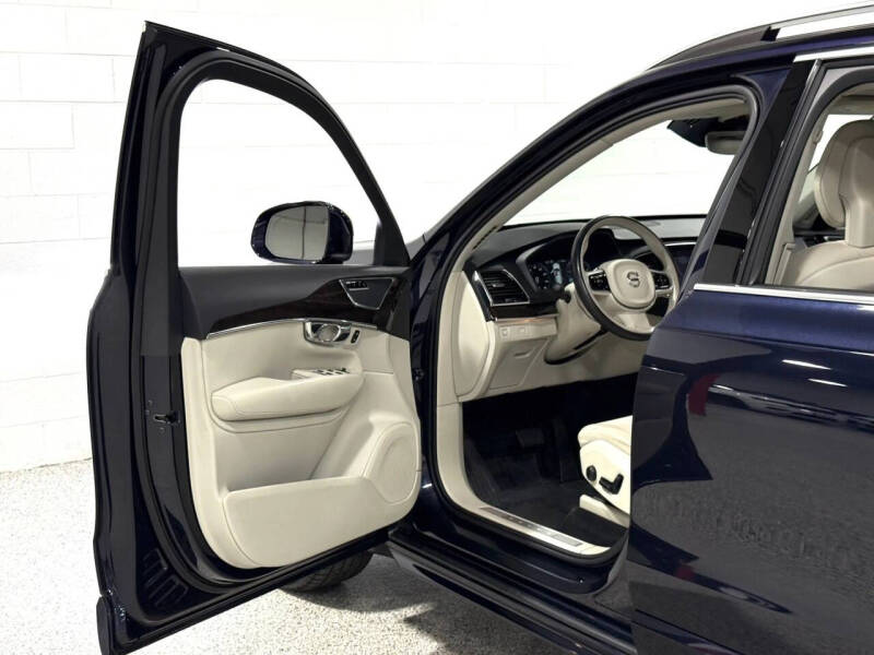 2016 Volvo XC90 T6 Momentum