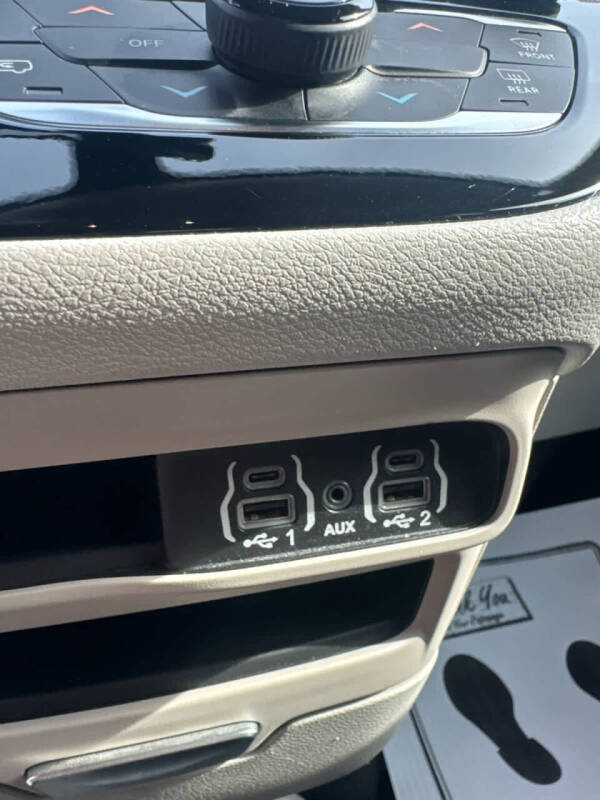 2022 Chrysler Voyager LX