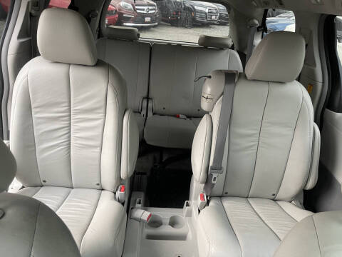 2011 Toyota Sienna XLE 7-Passenger Auto Access Seat
