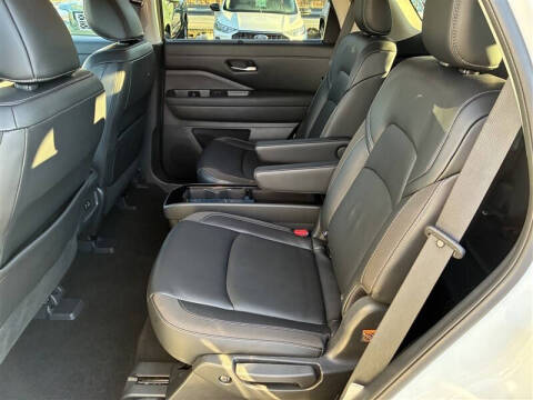 2023 Nissan Pathfinder SL