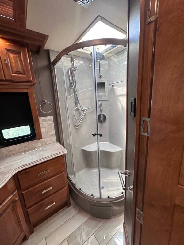 2019 Tiffin Phaeton 40qkh BUNK BEDS, King Bed