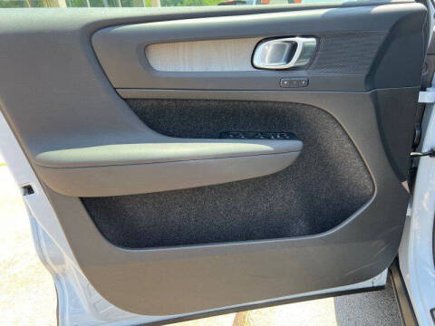 2024 Volvo XC40 B5 Plus Bright Theme