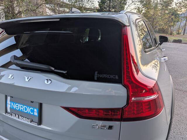 2025 Volvo V60 Cross Country B5 Plus