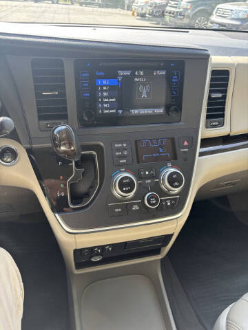 2015 Toyota Sienna XLE 7-Passenger Auto Access Seat