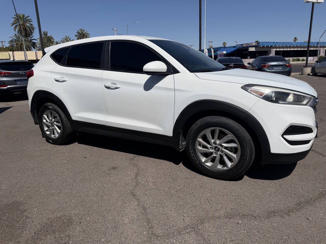 White 2017 Hyundai TUCSON SE SE 4dr SUV 2