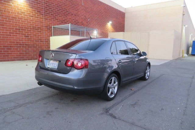 2010 Volkswagen Jetta for sale at The Car Vendor LLC in Bellflower, CA