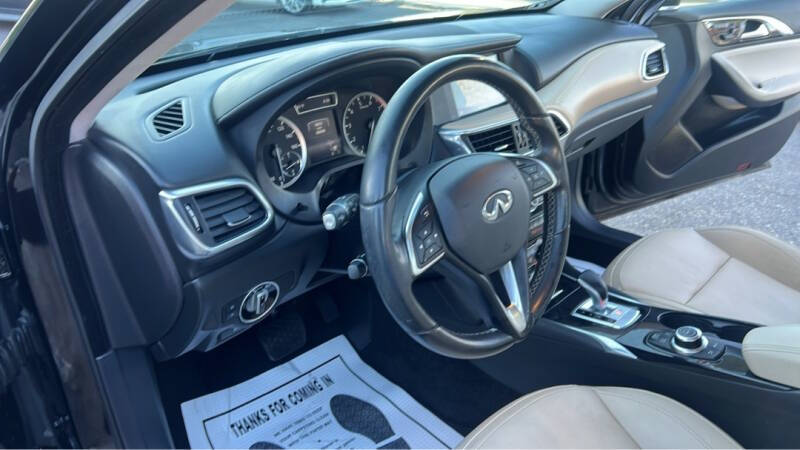2017 Infiniti QX30 Sport