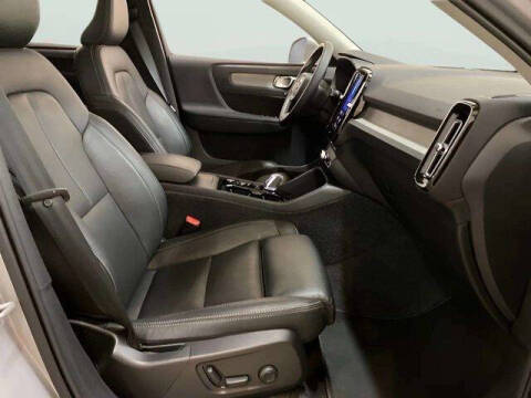 2025 Volvo XC40 B5 Plus Bright Theme