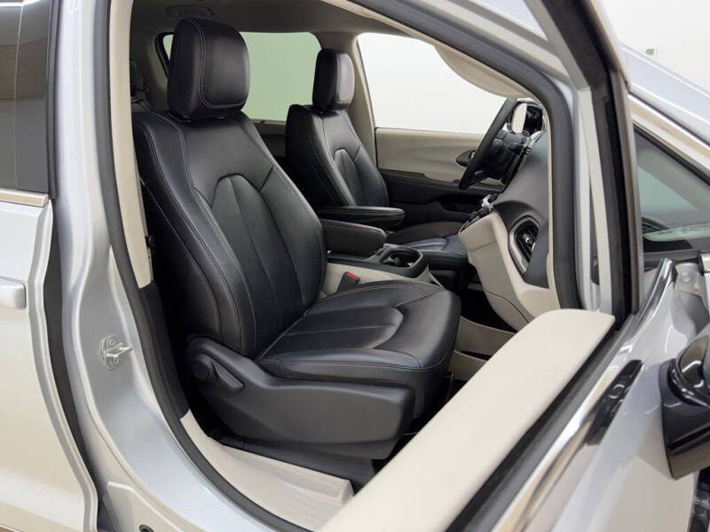 2024 Chrysler Pacifica Touring L - Photo 12