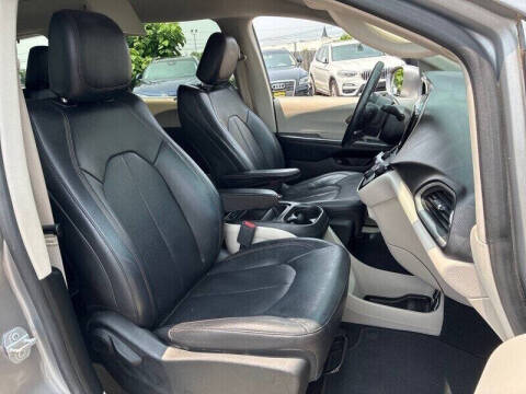 2017 Chrysler Pacifica Hybrid Premium