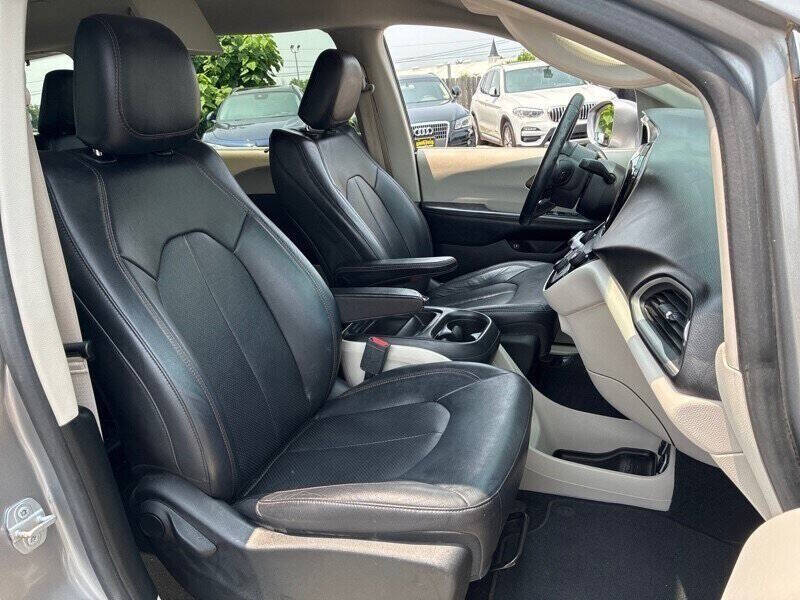 2017 Chrysler Pacifica Hybrid Premium