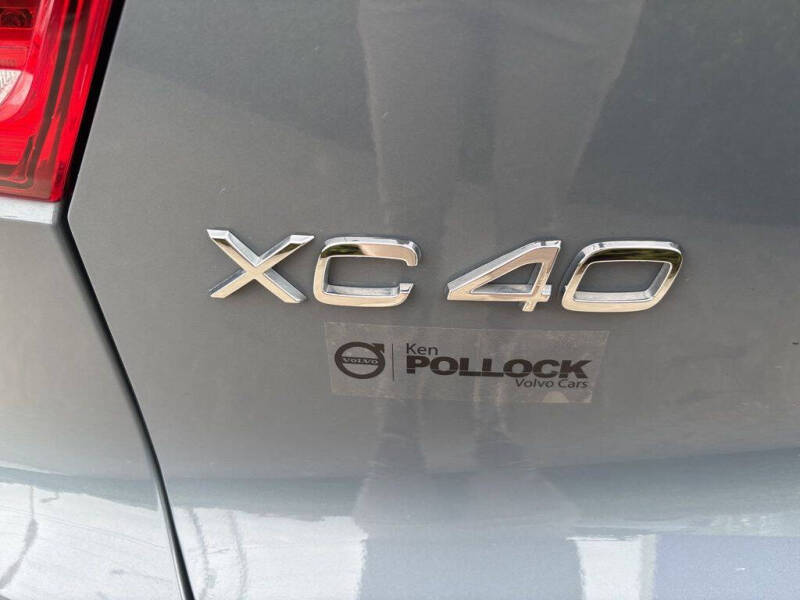 2023 Volvo XC40 B5 Plus Dark Theme