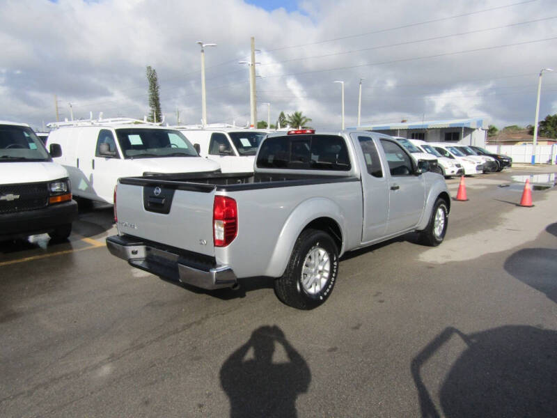 2015 Nissan Frontier SV photo 7