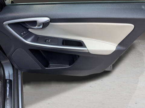 2016 Volvo XC60 T5 Drive-E Platinum