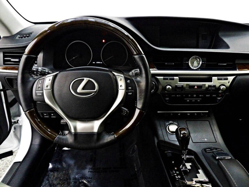 2015 Lexus ES 350 photo 11