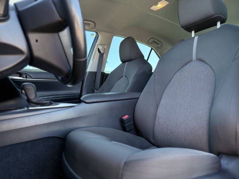 2022 Toyota Camry Hybrid LE