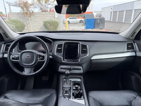 2016 Volvo XC90 T6 Momentum