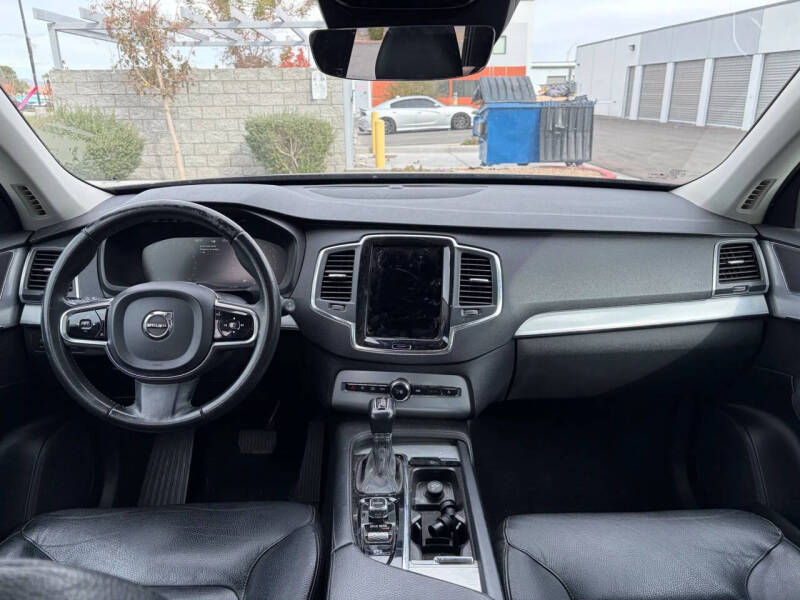 2016 Volvo XC90 T6 Momentum