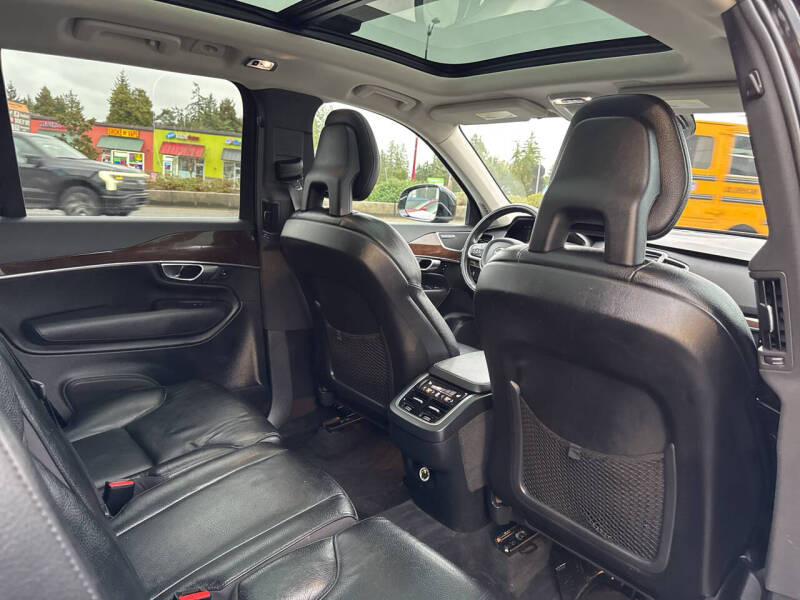 2016 Volvo XC90 T6 Momentum