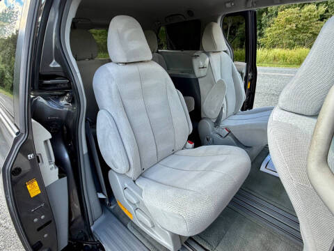 2013 Toyota Sienna LE 8-Passenger
