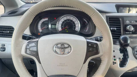 2014 Toyota Sienna SE 8-Passenger