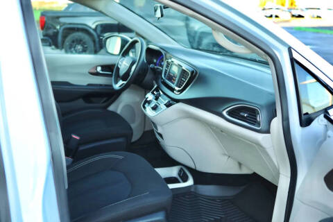 2022 Chrysler Voyager LX