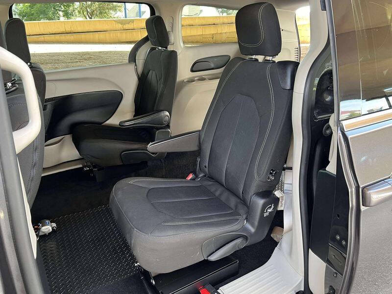 2022 Chrysler Voyager LX