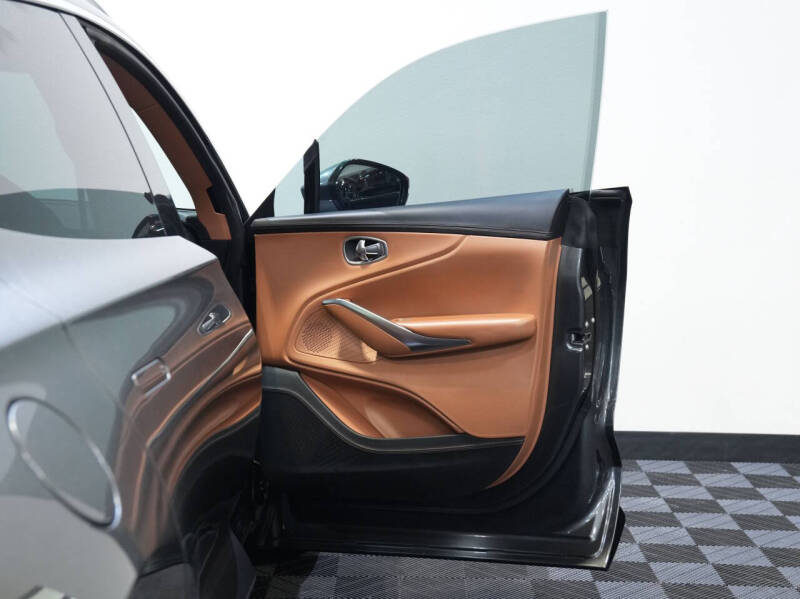 2021 Aston Martin DBX