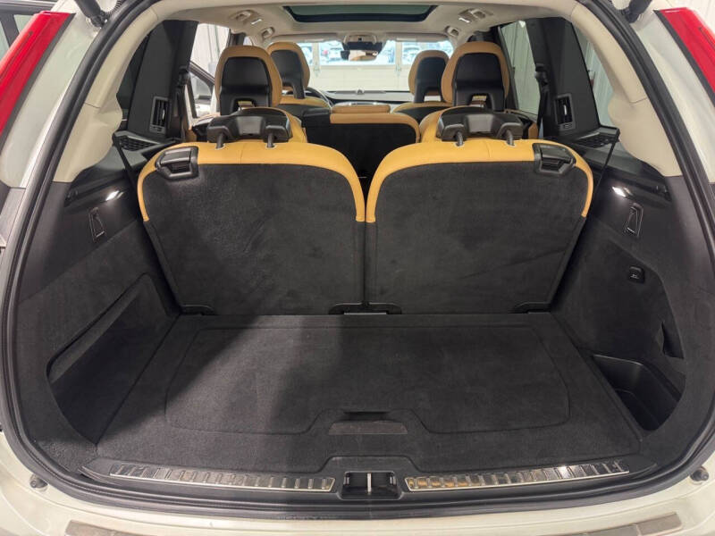 2016 Volvo XC90 T6 Momentum