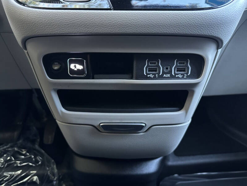 2022 Chrysler Voyager LX