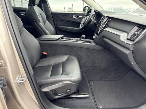 2025 Volvo XC60 B5 Core Dark Theme