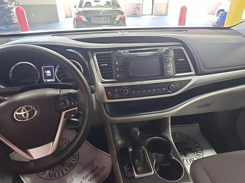 2018 Toyota Highlander LE photo 8