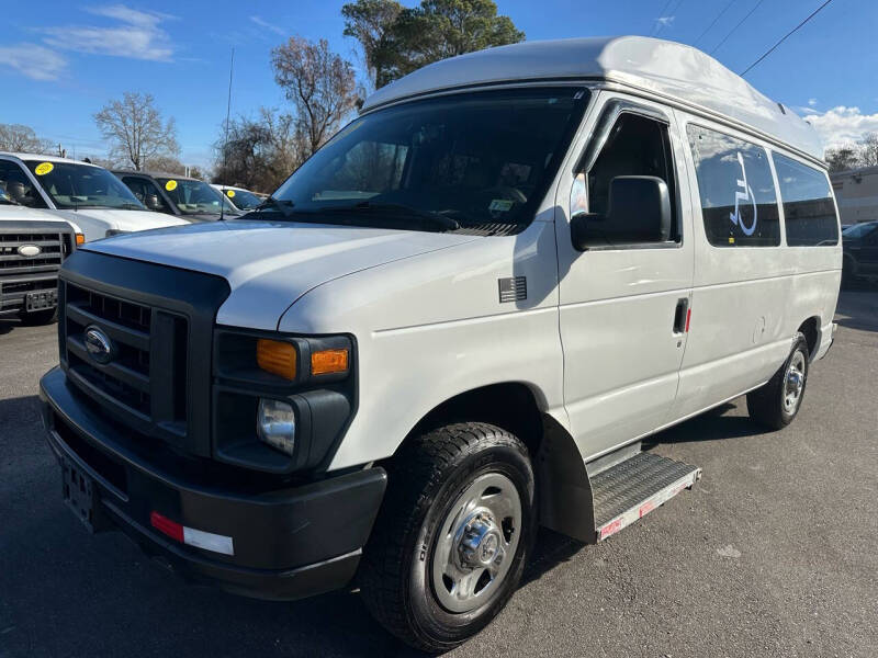 2011 Ford E-Series Econoline Van Commercial's photo