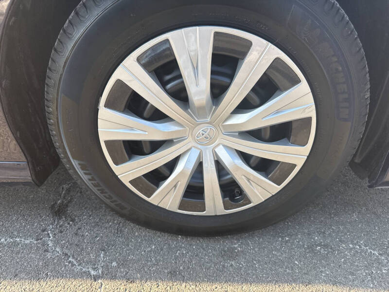 2022 Toyota Camry Hybrid LE