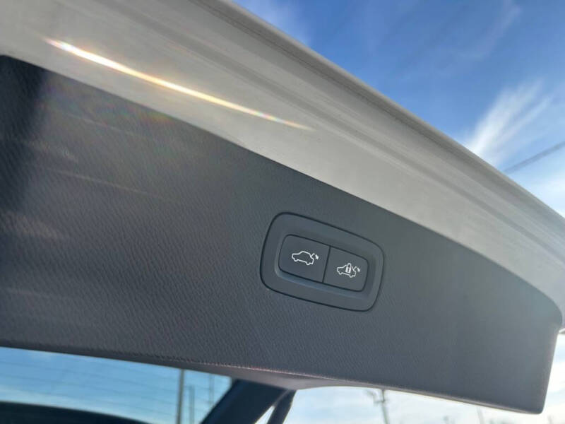 2022 Volvo XC90 T6 Momentum 7-Passenger