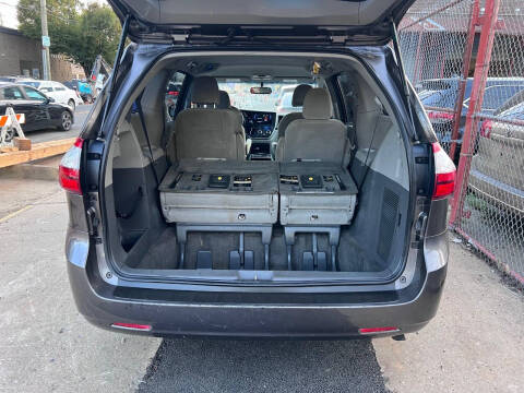 2017 Toyota Sienna LE 8-Passenger