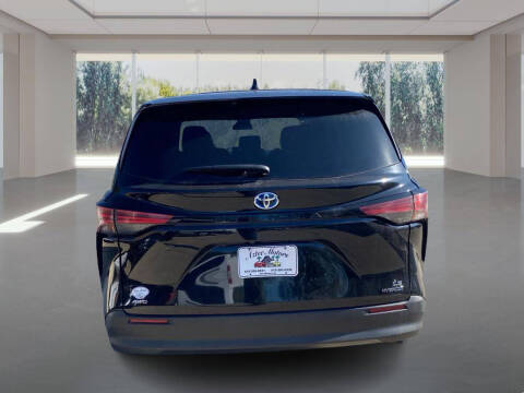 2022 Toyota Sienna LE 8-Passenger