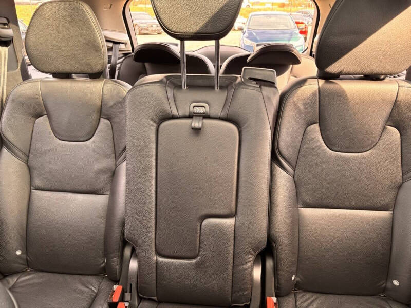 2016 Volvo XC90 T6 Momentum