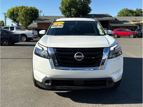 2023 Nissan Pathfinder for sale at Armando Auto Sales in Fresno CA