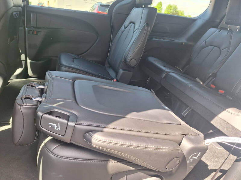2027 Chrysler Pacifica Select