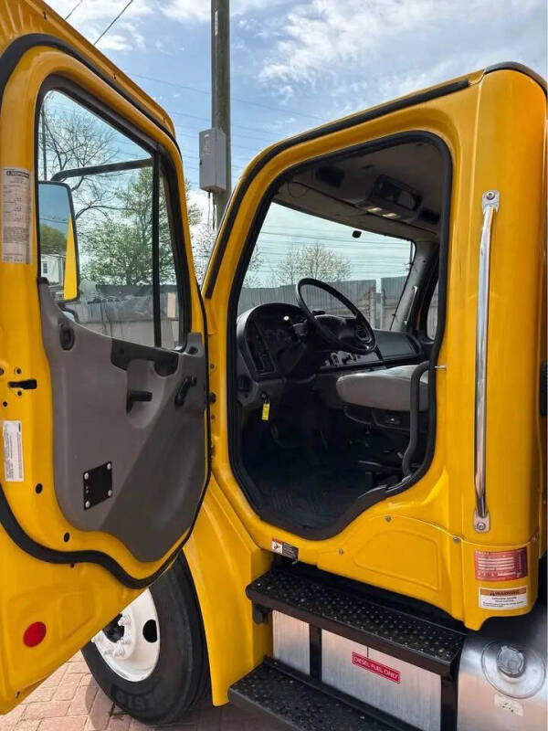 2019 Freightliner M2 106