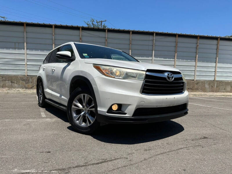 2015 Toyota Highlander LE Plus's photo