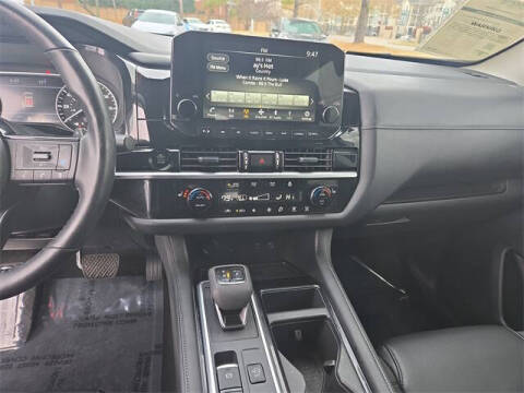 2025 Nissan Pathfinder SL