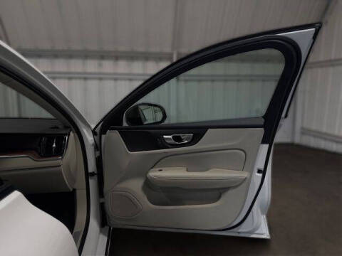 2022 Volvo S60 Recharge T8 R-Design Expression