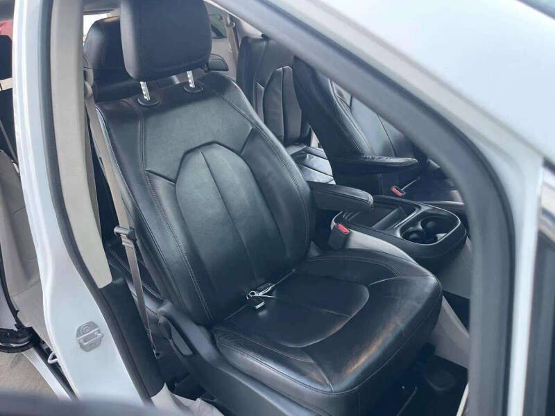 2017 Chrysler Pacifica Touring-L