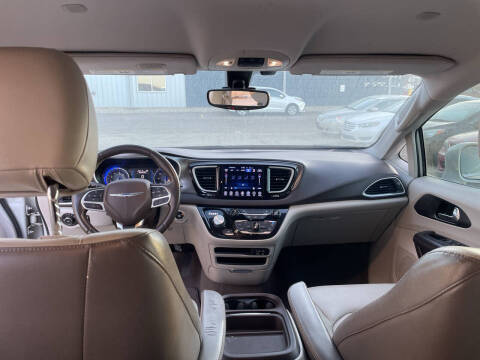 2017 Chrysler Pacifica Touring-L