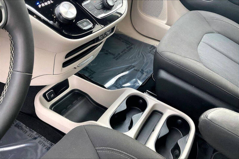 2023 Chrysler Voyager LX